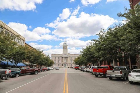 New Studio Apt w KING Bed 1mi to Columbias Sq Apartment in Columbia