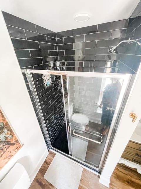 New Studio Apt w KING Bed 1mi to Columbias Sq Apartment in Columbia