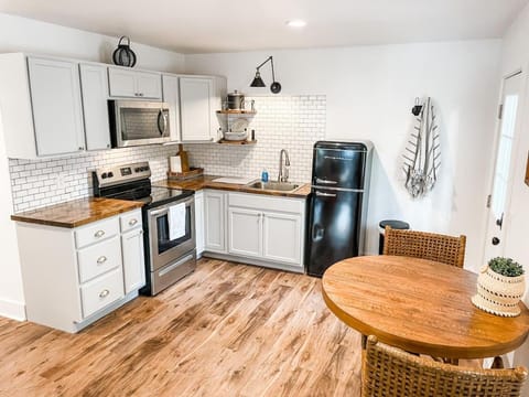 New Studio Apt w KING Bed 1mi to Columbias Sq Apartment in Columbia