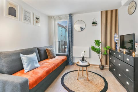 TV and multimedia, Living room, Seating area, City view