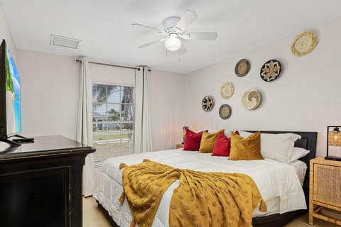 Pool Modern South West Cape Casa Del Mar Villa in Cape Coral