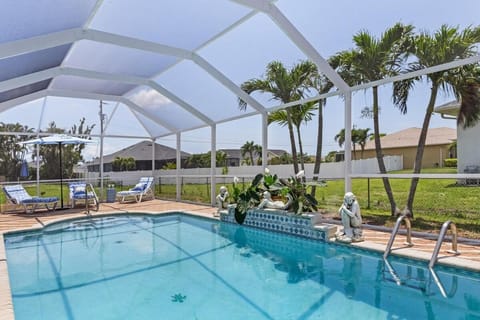 Pool Modern South West Cape Casa Del Mar Villa in Cape Coral