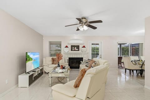 Pool Modern South West Cape Casa Del Mar Villa in Cape Coral