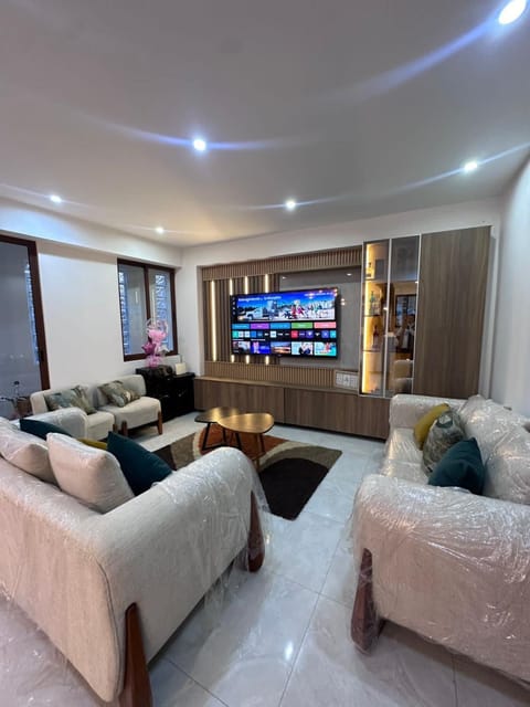 Communal lounge/ TV room, TV and multimedia, Living room, Seating area, Evening entertainment