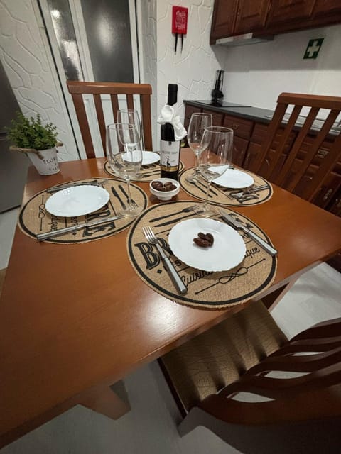 Living room, Food and drinks, Seating area, Dining area, Food