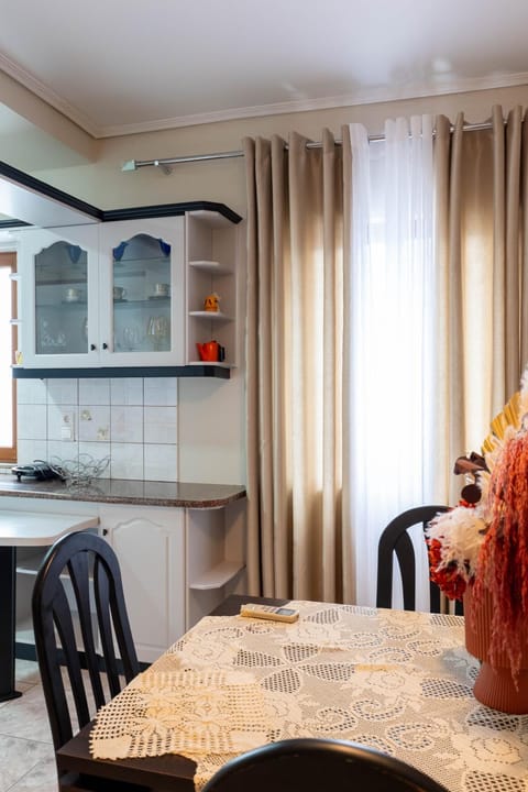 Kitchen or kitchenette, Dining area, stove