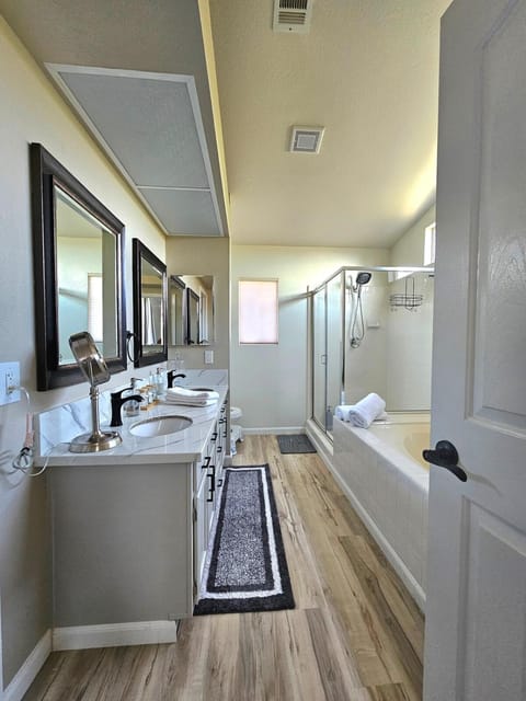 Desert Escape Home with 3BD 3BA with Pool and Jacuzzi House in Wildomar