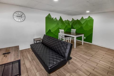 Cozy Mountain-Inspired Lower Unit in Denver House in Thornton