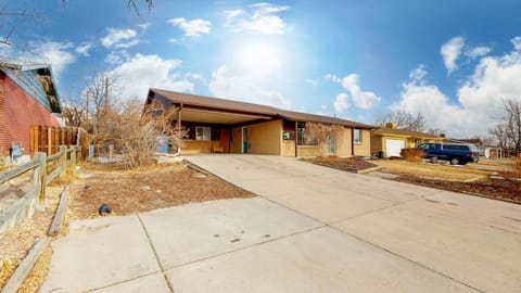 Cozy Mountain-Inspired Lower Unit in Denver House in Thornton