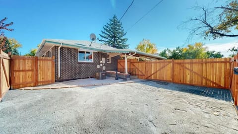 Modern & Updated Unit in Prime Location House in Denver