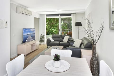 TV and multimedia, Living room, Seating area, Dining area, air conditioner