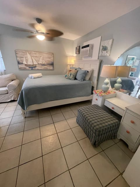 Bed, Photo of the whole room, Seating area