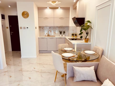 Kitchen or kitchenette, Living room, Seating area, Dining area