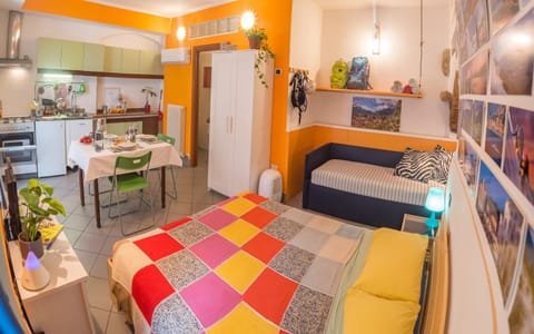 Photo of the whole room, Seating area