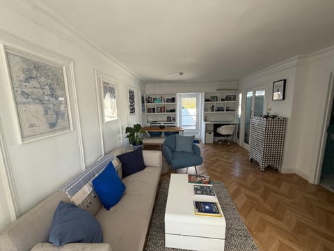 Living room, Seating area