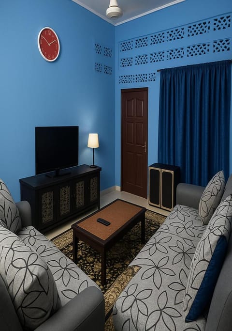 Communal lounge/ TV room, TV and multimedia, Living room, Seating area, Evening entertainment