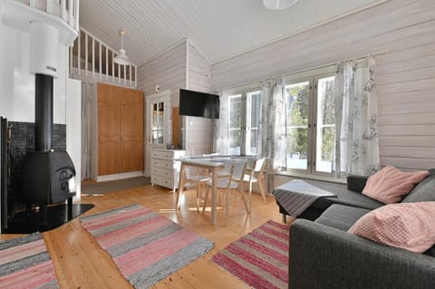 TV and multimedia, Living room, Seating area, Dining area, fireplace