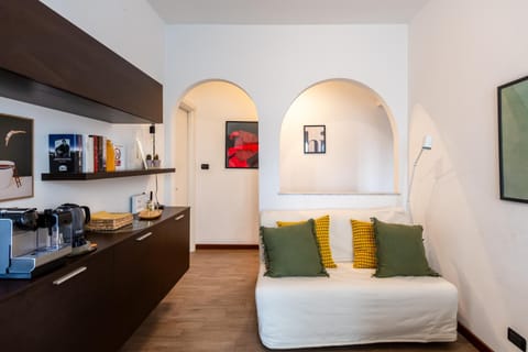 Coffee/tea facilities, Living room, Photo of the whole room, Seating area, Dining area