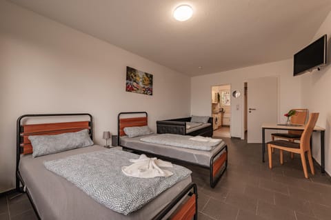 Bed, TV and multimedia, Photo of the whole room, Bedroom, towels