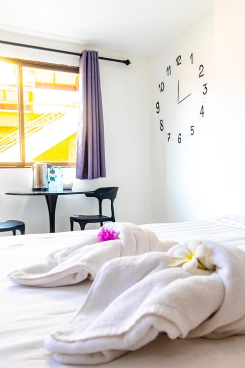 Bed, towels