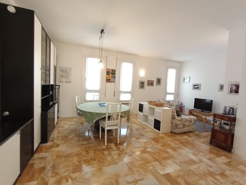 TV and multimedia, Living room, Seating area, Dining area, internet, internet