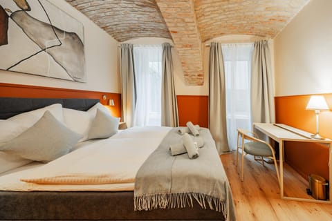 Bed, Photo of the whole room, Seating area, Bedroom