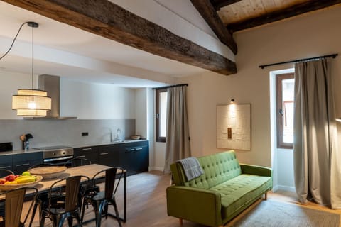 Communal lounge/ TV room, Kitchen or kitchenette, Living room, Seating area, Dining area, kitchen