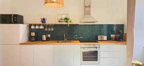 Coffee/tea facilities, Kitchen or kitchenette, stove, toaster