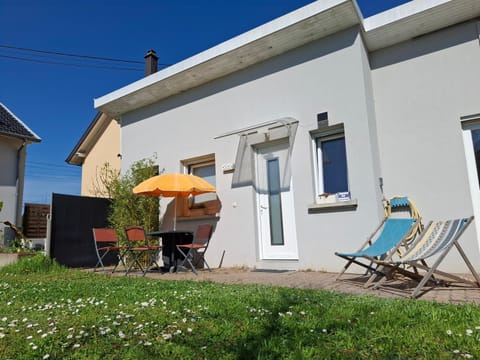 Property building, Patio, Garden, Dining area, Garden view, sunbed