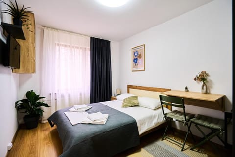 Bed, TV and multimedia, Photo of the whole room, Bedroom, towels