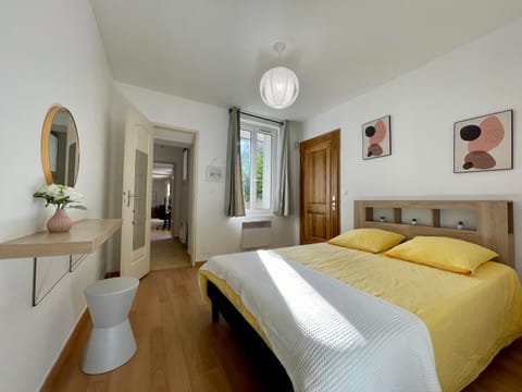 Bed, Photo of the whole room, Bedroom, wardrobe