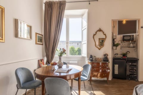 TV and multimedia, Kitchen or kitchenette, Living room, Seating area, Dining area