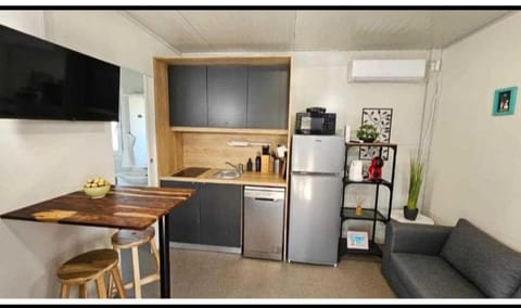 TV and multimedia, Coffee/tea facilities, Kitchen or kitchenette, Living room, Seating area, Dining area, stove, toaster