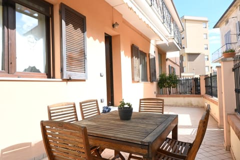 SE160 - Senigallia, comodo trilocale con patio Apartment in Senigallia
