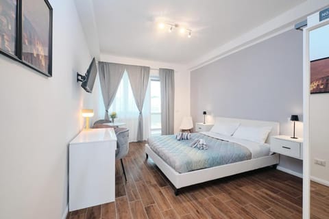 Bed, TV and multimedia, Photo of the whole room, Bedroom, towels
