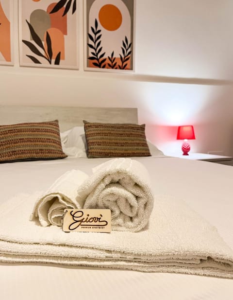 Photo of the whole room, Bedroom, towels