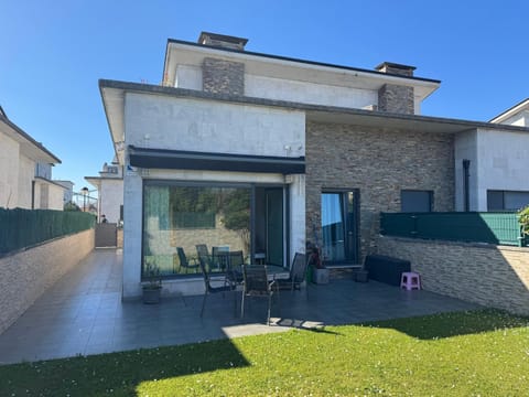 Property building, Garden, Balcony/Terrace