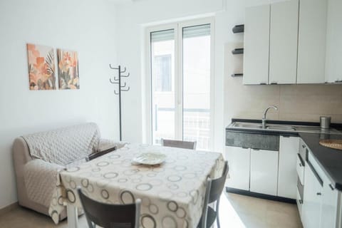 Kitchen or kitchenette, Living room, Seating area, Dining area, stove