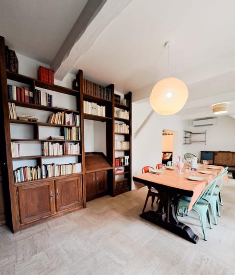 Library, Seating area, Dining area