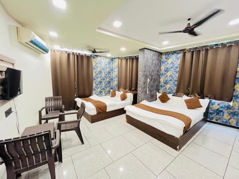 Communal lounge/ TV room, Bed, TV and multimedia, Living room, Photo of the whole room, Seating area, Evening entertainment, Bedroom, fireplace, air conditioner