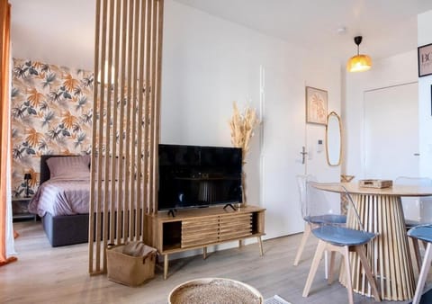 Communal lounge/ TV room, TV and multimedia, Living room, Seating area, Dining area