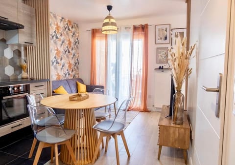 Kitchen or kitchenette, Living room, Seating area, Dining area, minibar, oven, stove