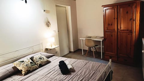 Bed, Photo of the whole room, Seating area, Bedroom, towels, wardrobe