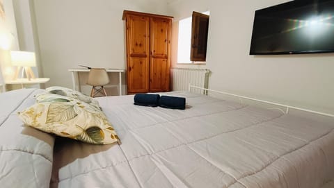 Bed, TV and multimedia, Photo of the whole room, Bedroom, towels, wardrobe