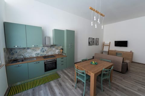 TV and multimedia, Kitchen or kitchenette, Living room, Dining area, oven, stove