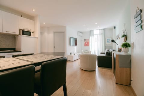 Kitchen or kitchenette, Living room, Seating area, Dining area