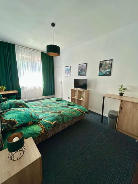 Bed, TV and multimedia, Photo of the whole room