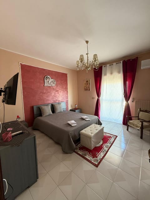 Bed, TV and multimedia, Photo of the whole room, Bedroom, towels