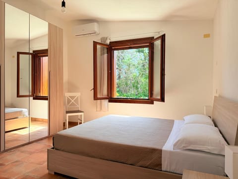 Bed, Photo of the whole room, Bedroom, air conditioner