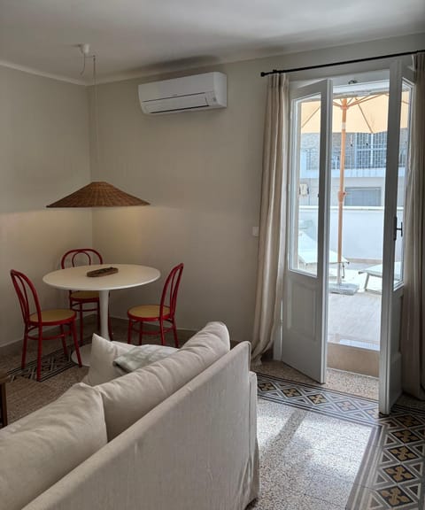 Living room, Dining area, air conditioner